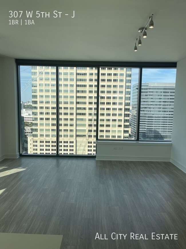 Foto del edificio - 307 W 5th St