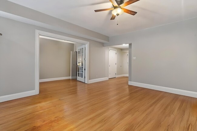 Building Photo - 842 W Agatite Ave