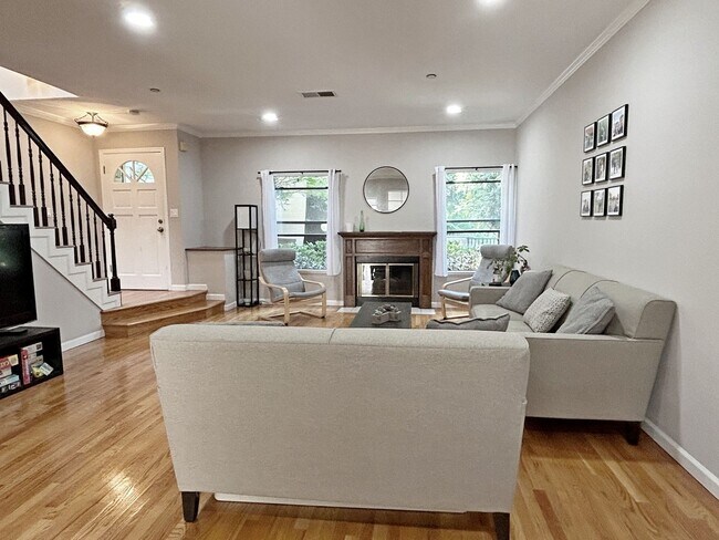 Building Photo - Quiet remodeled townhouse near Sunnyvale a...