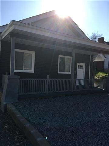 Building Photo - Gorgeous Remodeled Home Close to Downtown