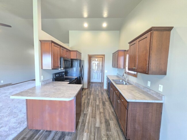 Building Photo - East Sioux Falls 4 Bed, 3 Bath Walkout Twi...