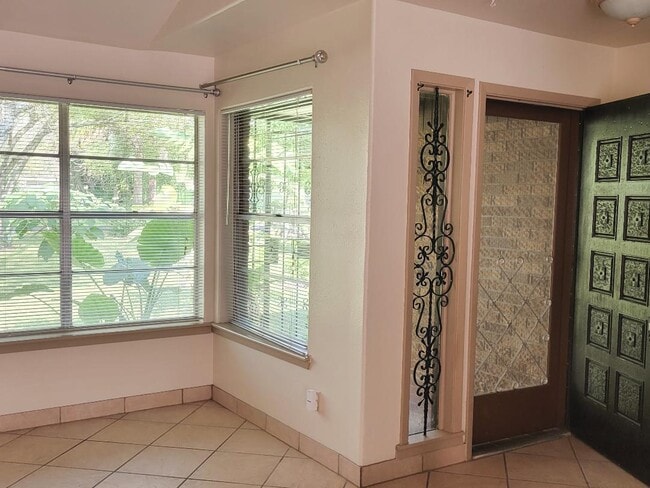 puerta principal Wayne - 43A N Coria St
