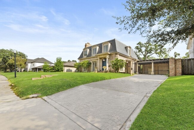 Building Photo - Elegant Living Minutes from the Medical Ce...