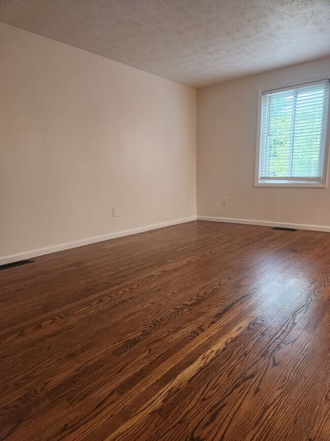 Foto del edificio - For Rent – Beautiful 3-Bedroom Split-Level...