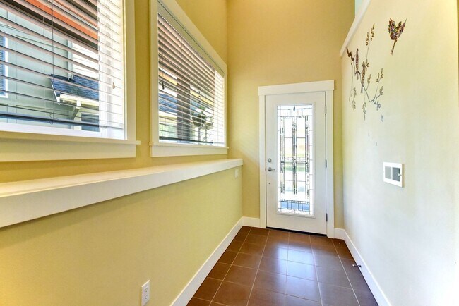 Building Photo - Available July 1st >> Gorgeous, Modern 3BR...