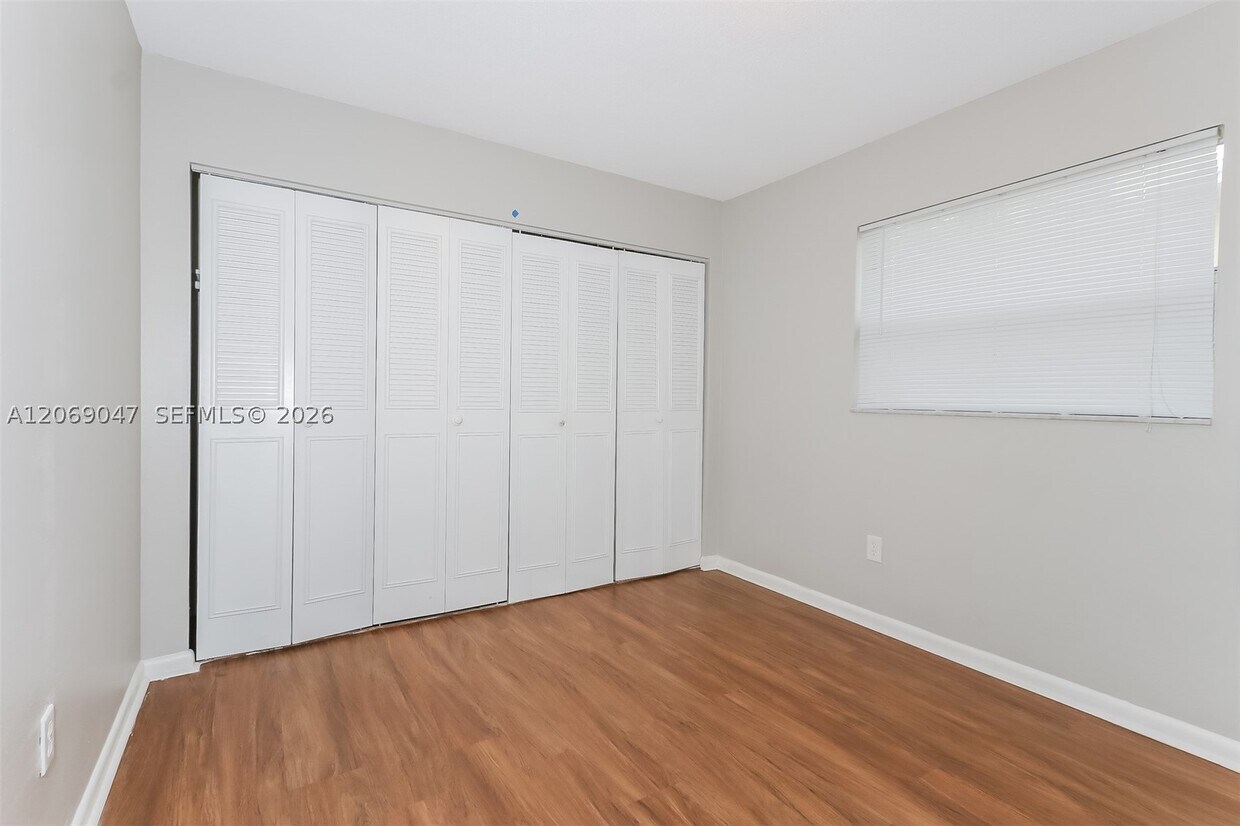 Foto del edificio - 9749 Sandalfoot Blvd