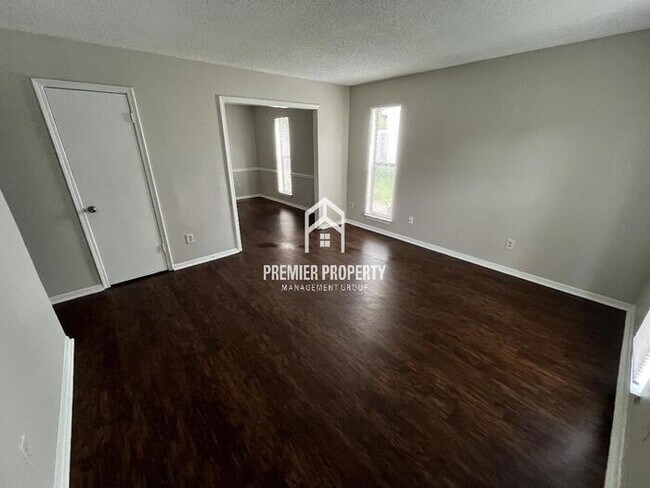Foto del edificio - 5029 Cedar View Rd