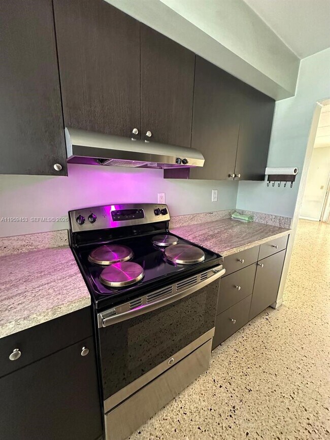 Foto del edificio - 1154 W 35th St