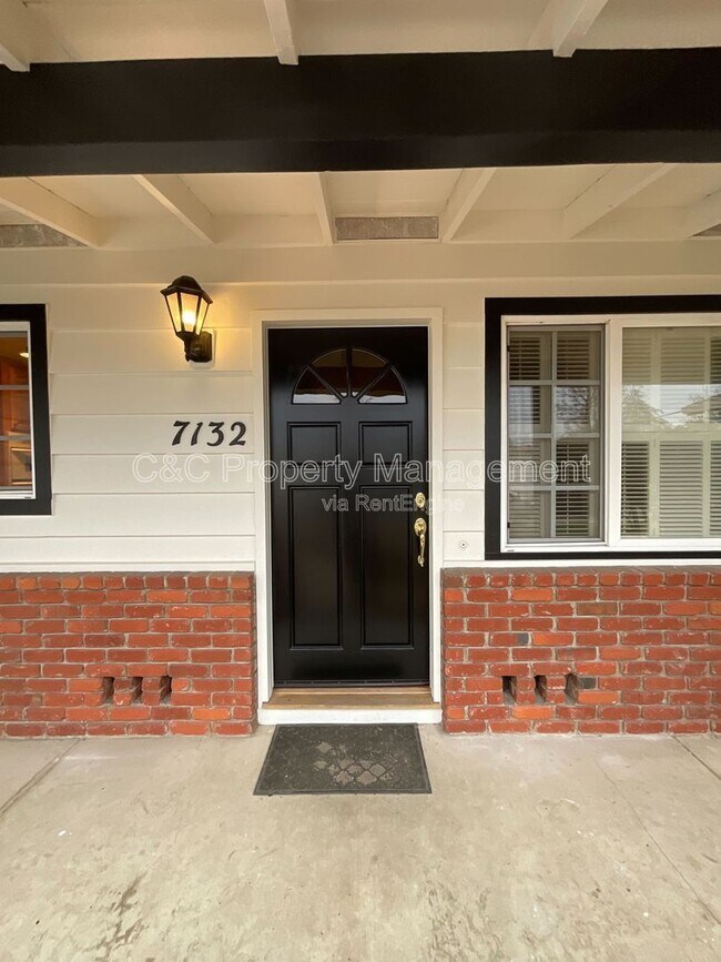 Foto del edificio - 7132 Bark Ln