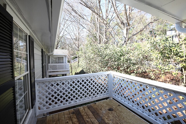 Building Photo - Beautiful condo in private community