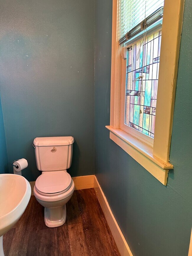 Building Photo - Classy Duplex in Desirable Tacoma area - C...