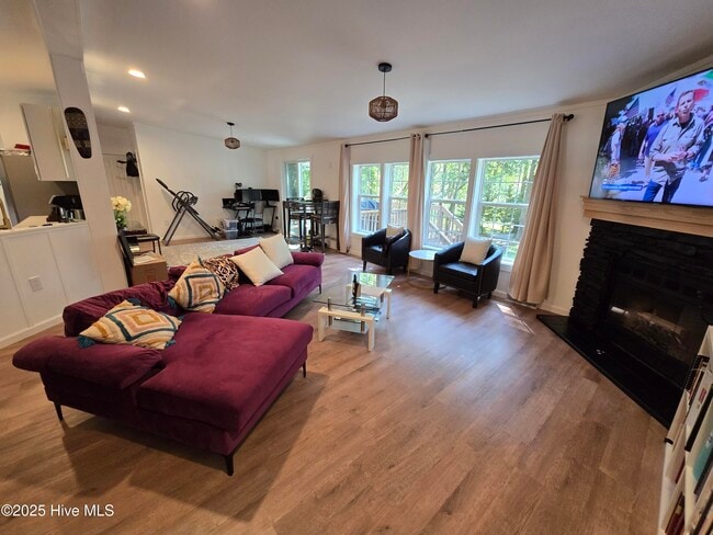 Foto del edificio - 328 Groves Point Cir