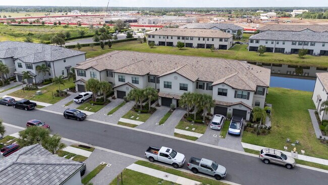 Foto del edificio - Newer-construction townhome in the highly desirable Lorraine Lakes