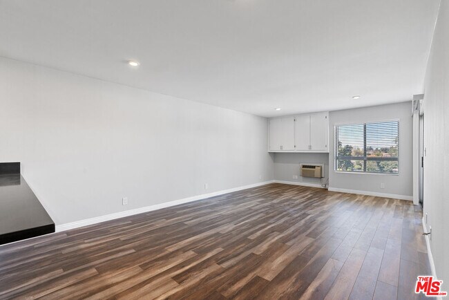Foto del edificio - 16550 Vanowen St