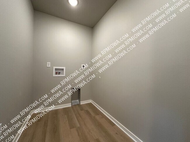 Foto del edificio - BRAND NEW, BEAUTIFUL FINISHES!- 3 Bedroom ...
