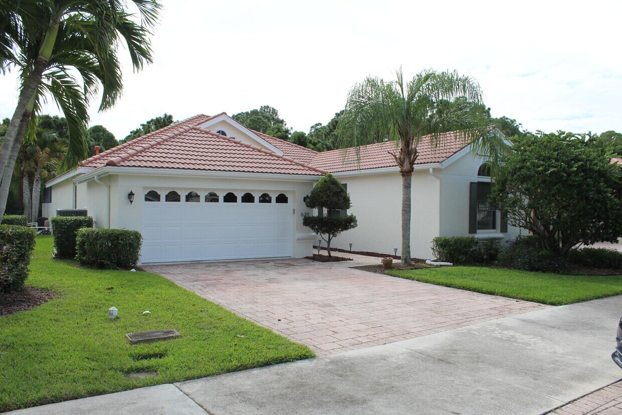 Primary Photo - 639 SW Lake Charles Cir