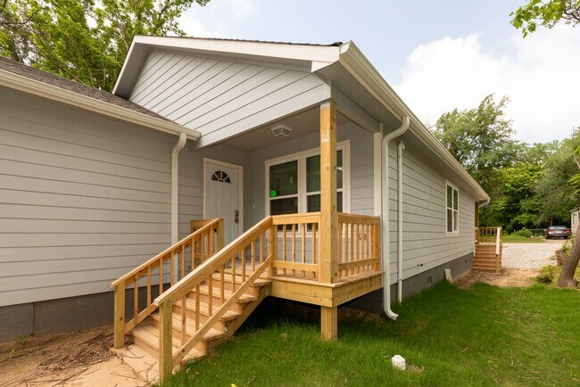 Building Photo - NEW LOW PRICE! 4 Bedroom 2 Bath +updated! ...