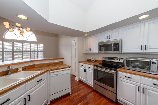 Building Photo - 240 Royal Oaks Dr