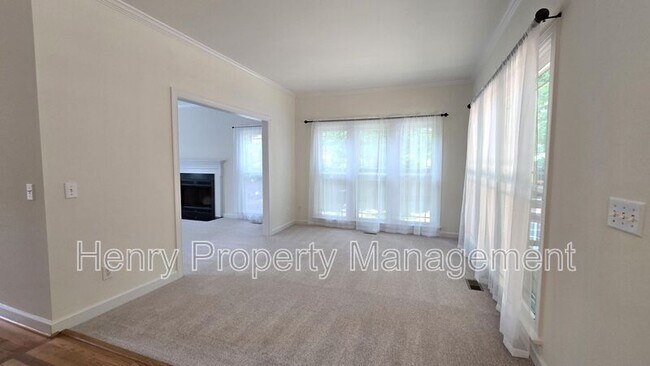 Building Photo - 206 W Hill Dr