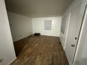 Building Photo - 2529 W Riverview Ave