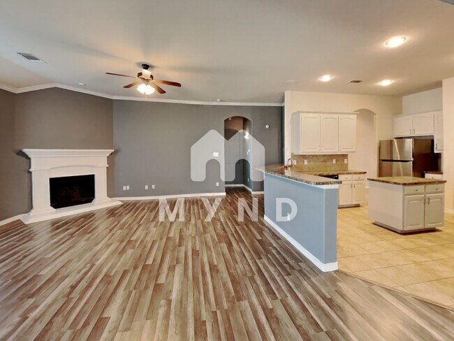 Building Photo - 425 Corriente Trl
