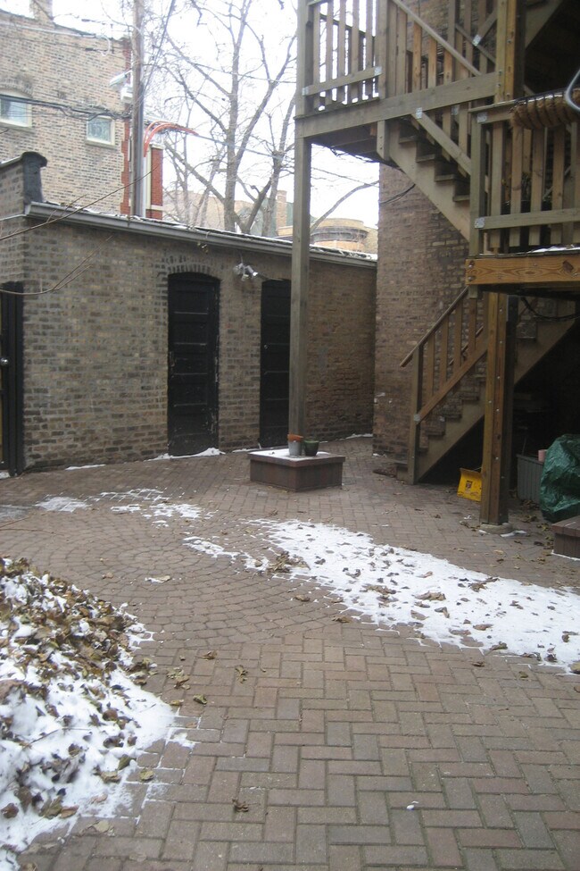 Shared courtyard - 5354 N Glenwood Ave