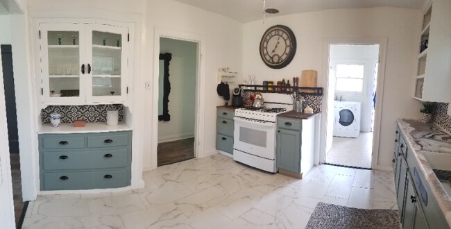 Foto del edificio - 362-364 W St Charles St