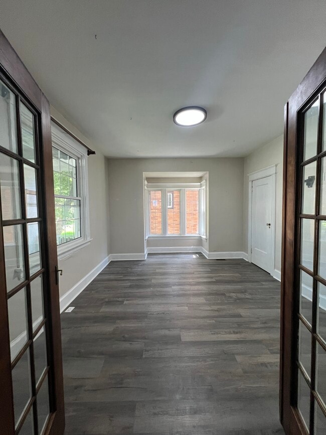 Office space or leisure room - 8242 Buchanan Ave