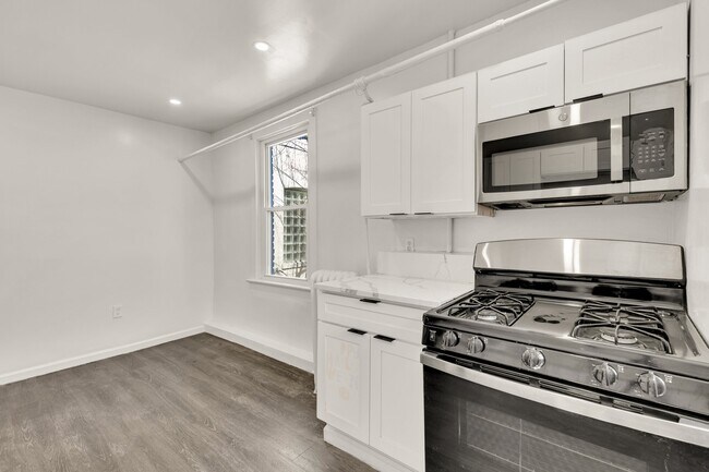 Foto del edificio - 810 Otis Pl NW