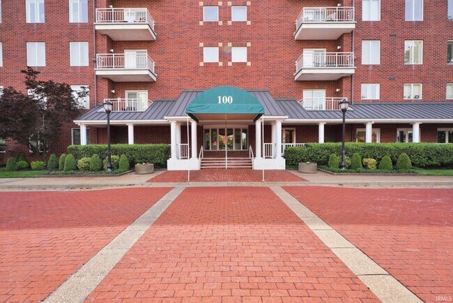 Foto del edificio - 100 NW 1st St