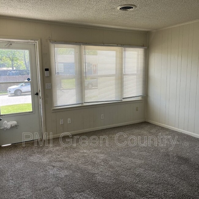 Building Photo - 4543 E Young Ct