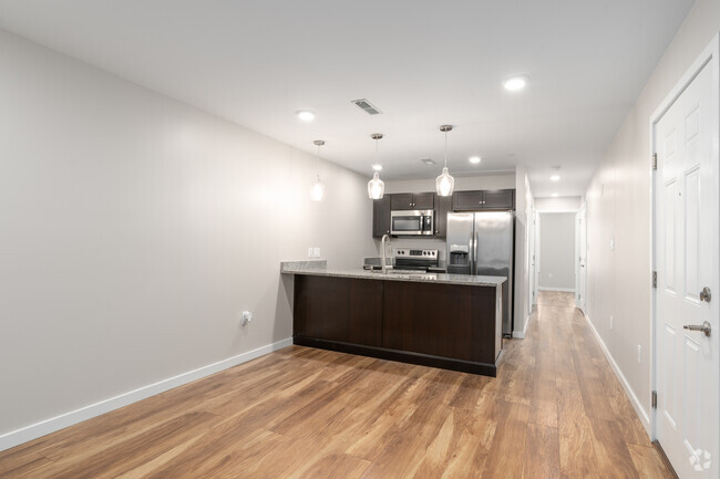 2BR, 2BA - 900SF Living Room - 1623-1641 W Venango St