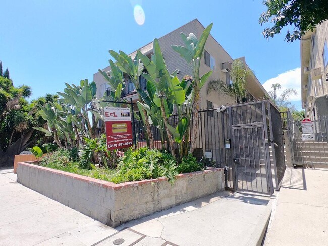 Foto del edificio - 1345 N Orange Dr
