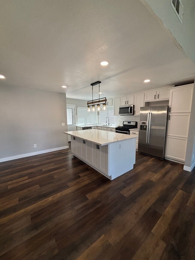 Kitchen Island - 5918 Sky Meadow St