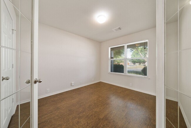 Building Photo - 4 Bedroom and 2.5 Bathroom located in Bulv...