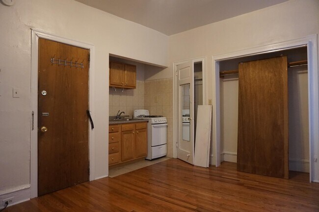 Building Photo - 420 S 45th St
