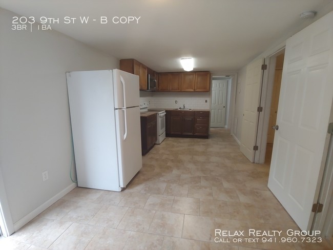 Building Photo - 203 9th St W