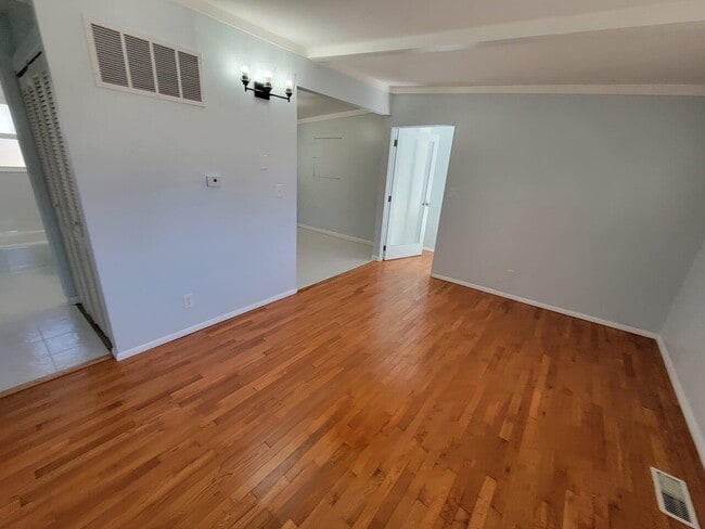 Building Photo - 812