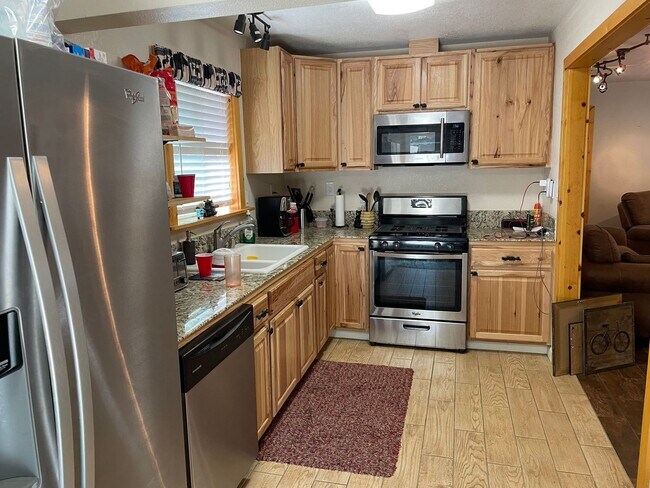 Foto del edificio - Cute and remodeled home on a nice corner lot