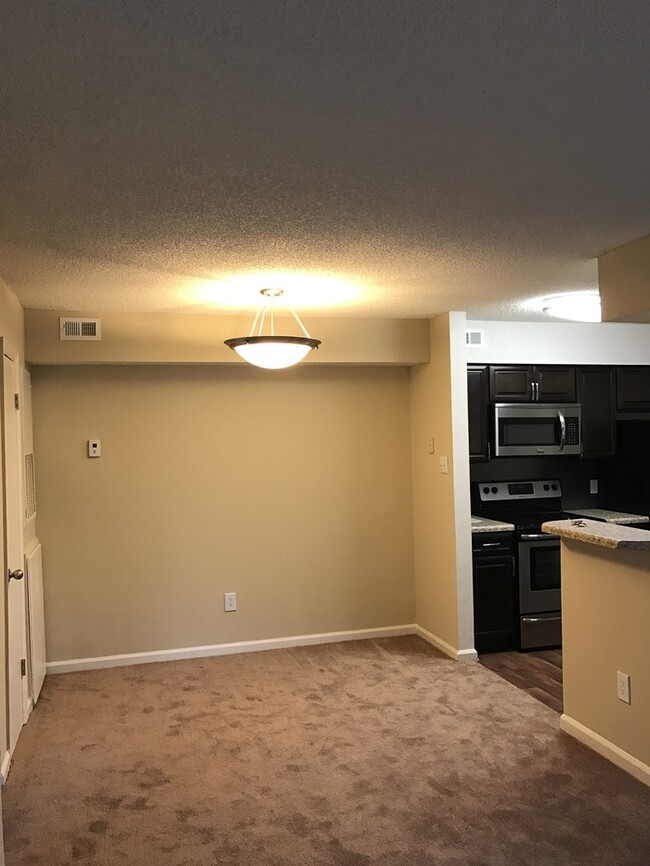 Building Photo - 9411 Willow Ridge Rd