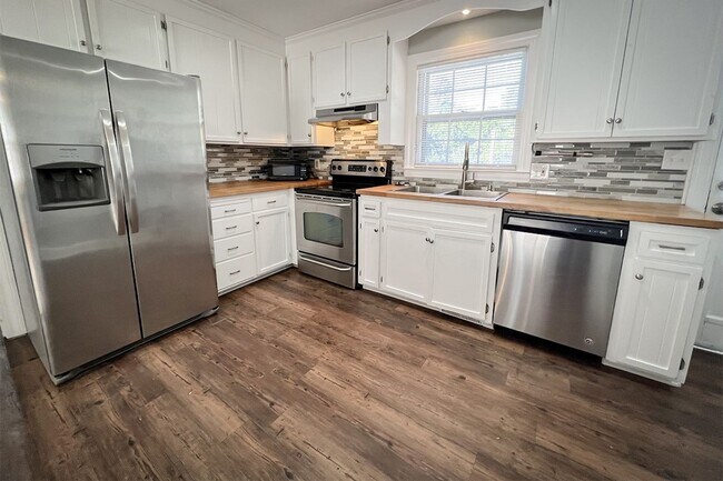 Building Photo - Beautifully  Remodeled 4BD/2BA home.  NO S...