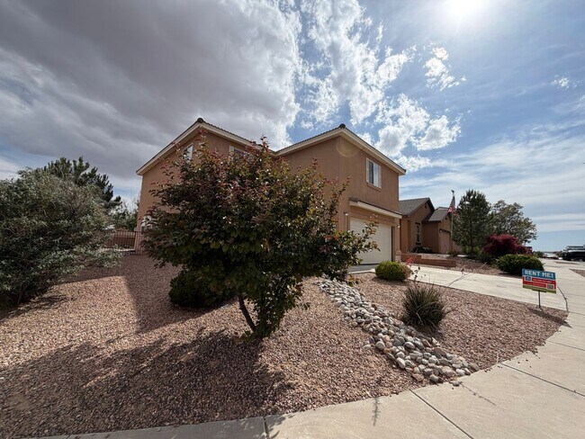 Foto del edificio - 4 Bedroom Home Available Near McMahon Blvd NW & Universe Blvd NW!