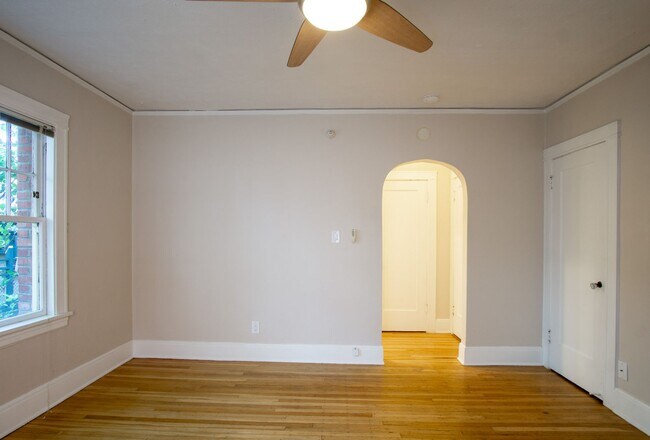 Foto del edificio - Gleaming Hardwoods in Spacious Studio Read...