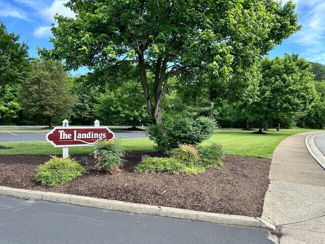 Foto del edificio - Charming Top-Floor Condo in Laurel Lakes –...