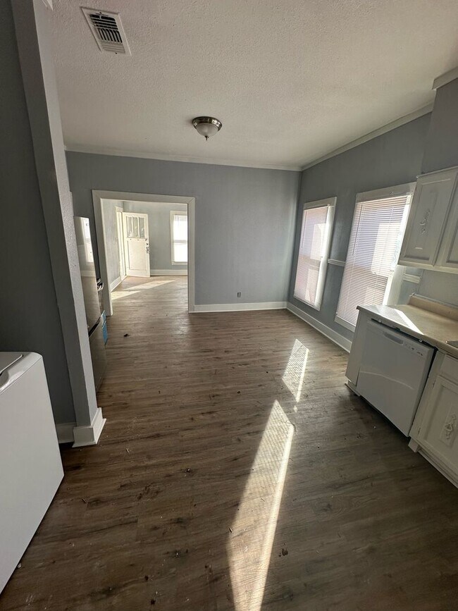 Building Photo - Small Town Living