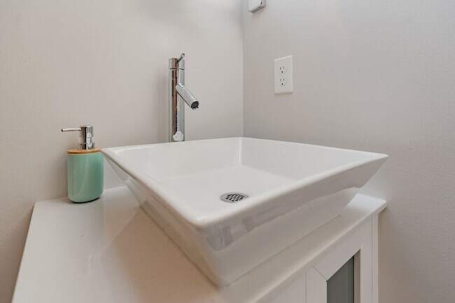 Building Photo - 214 E 32nd St