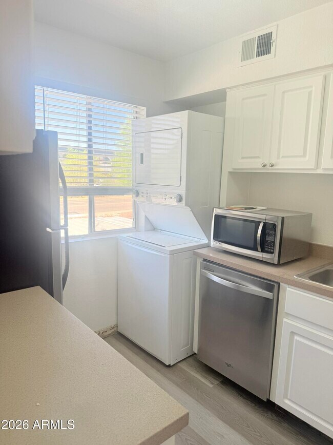 Foto del edificio - 7141 N 16TH St
