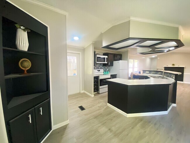 Building Photo - 74 Deerwood Park