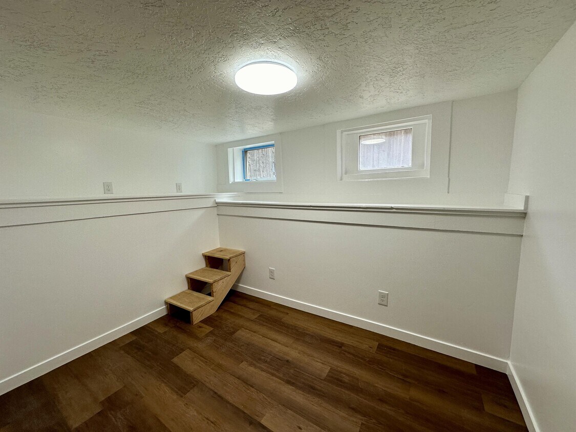 Primary Photo - 341 E Hubbard Ave