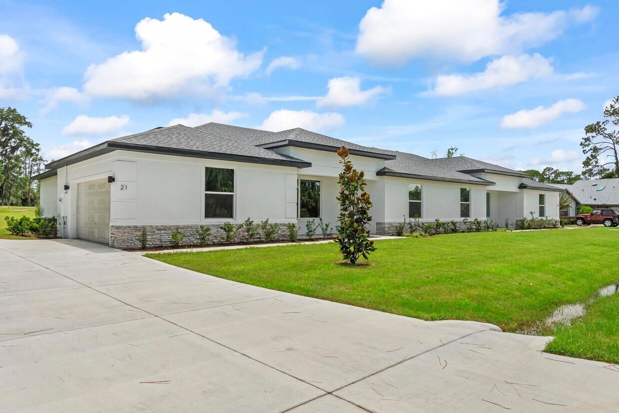 Foto principal - Experience luxury living on the 15th hole of the Pine Lakes Golf Course.